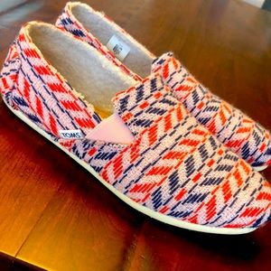 Toms pink chevron Redondo flat 8.5 wide width shoe. Very comfortable.